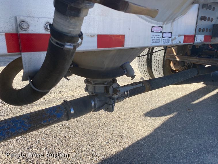 image for item DN6580 2006 Vantage  pneumatic dry bulk trailer