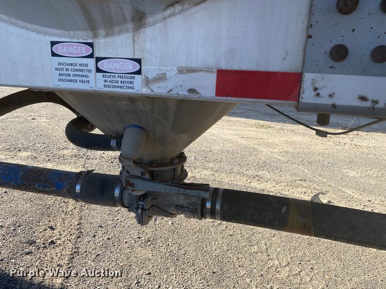 image for item DN6580 2006 Vantage  pneumatic dry bulk trailer