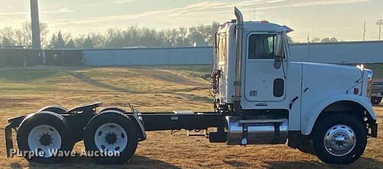 image for item DN6582 2006 Freightliner FLD120  semi truck