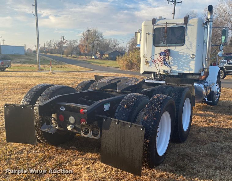 image for item DN6582 2006 Freightliner FLD120  semi truck