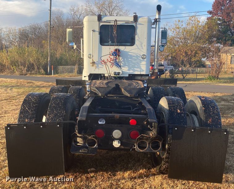 image for item DN6582 2006 Freightliner FLD120  semi truck