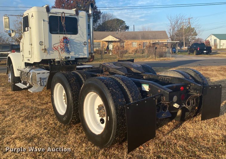 image for item DN6582 2006 Freightliner FLD120  semi truck