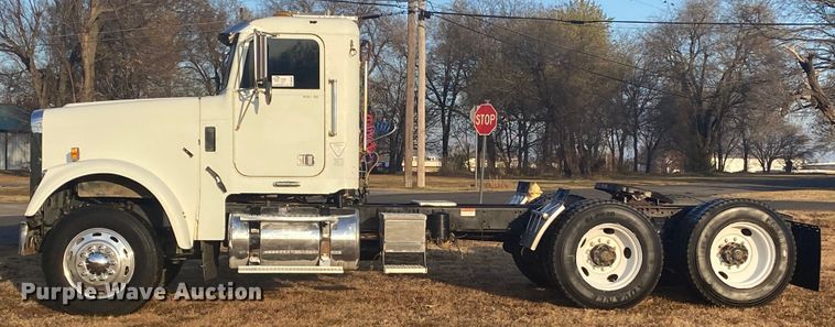 image for item DN6582 2006 Freightliner FLD120  semi truck