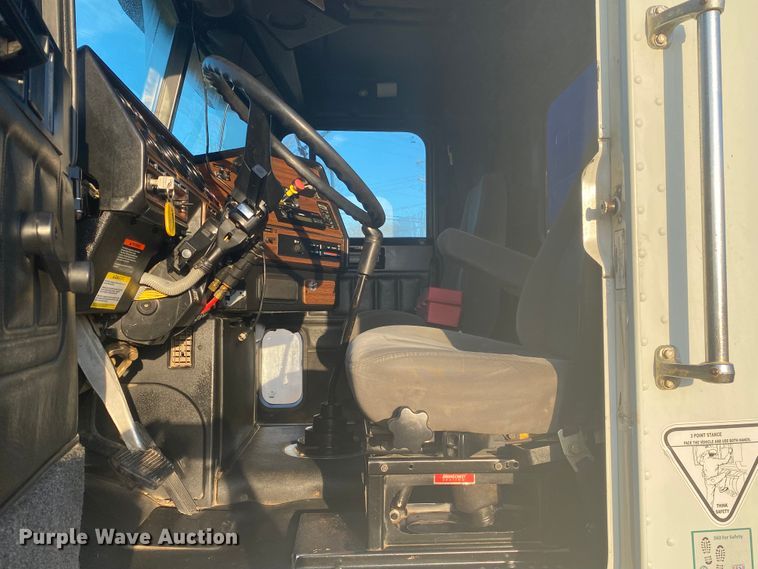 image for item DN6582 2006 Freightliner FLD120  semi truck