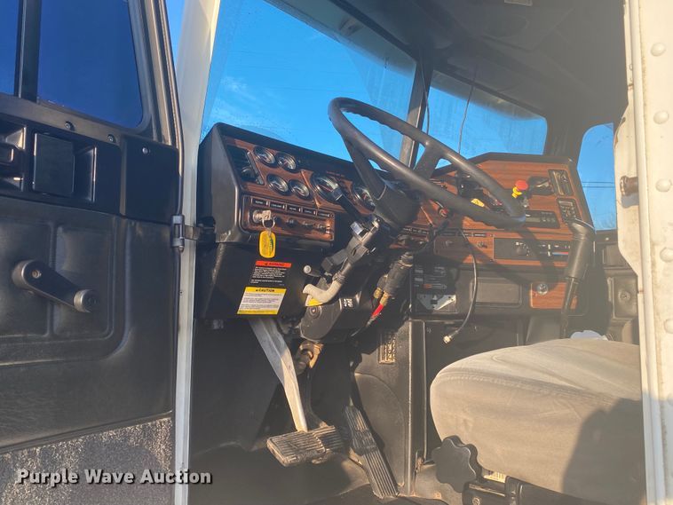 image for item DN6582 2006 Freightliner FLD120  semi truck