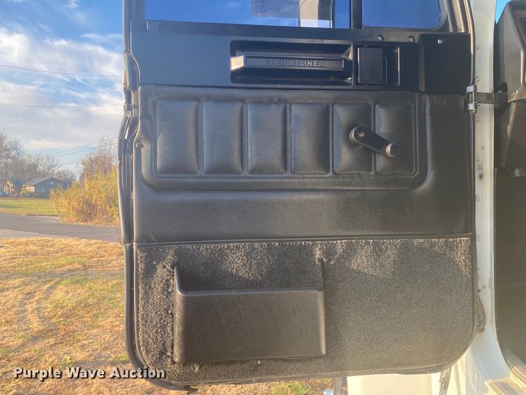 image for item DN6582 2006 Freightliner FLD120  semi truck