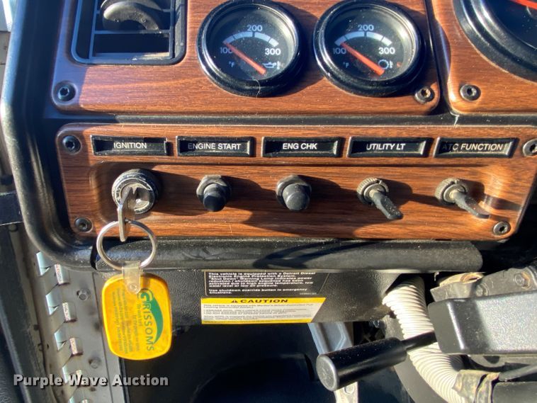 image for item DN6582 2006 Freightliner FLD120  semi truck