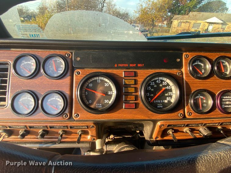 image for item DN6582 2006 Freightliner FLD120  semi truck