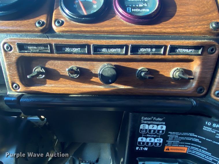 image for item DN6582 2006 Freightliner FLD120  semi truck