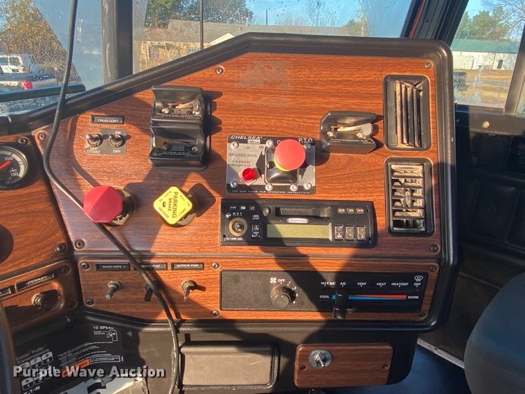 image for item DN6582 2006 Freightliner FLD120  semi truck