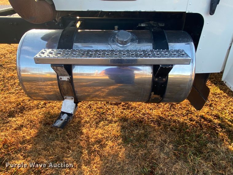 image for item DN6582 2006 Freightliner FLD120  semi truck