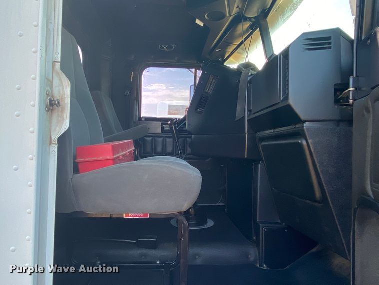 image for item DN6582 2006 Freightliner FLD120  semi truck