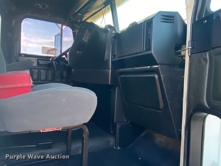 image for item DN6582 2006 Freightliner FLD120  semi truck