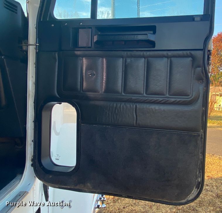 image for item DN6582 2006 Freightliner FLD120  semi truck