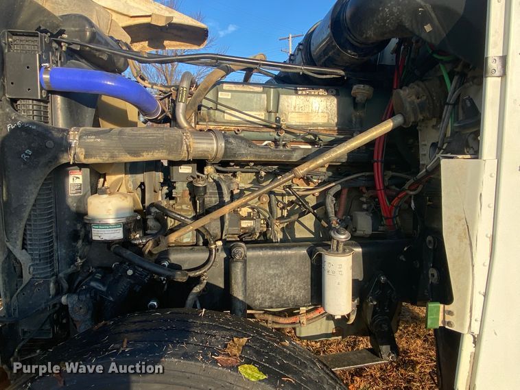 image for item DN6582 2006 Freightliner FLD120  semi truck