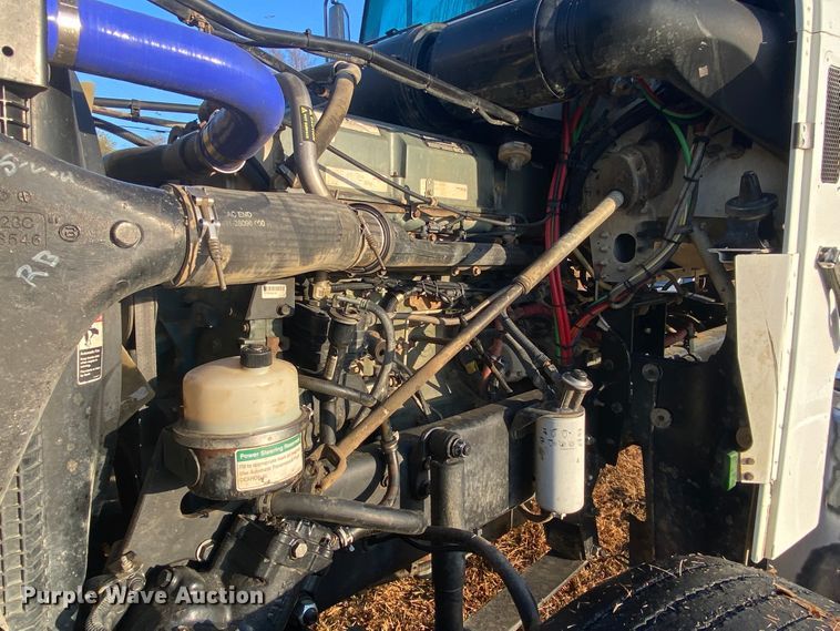 image for item DN6582 2006 Freightliner FLD120  semi truck