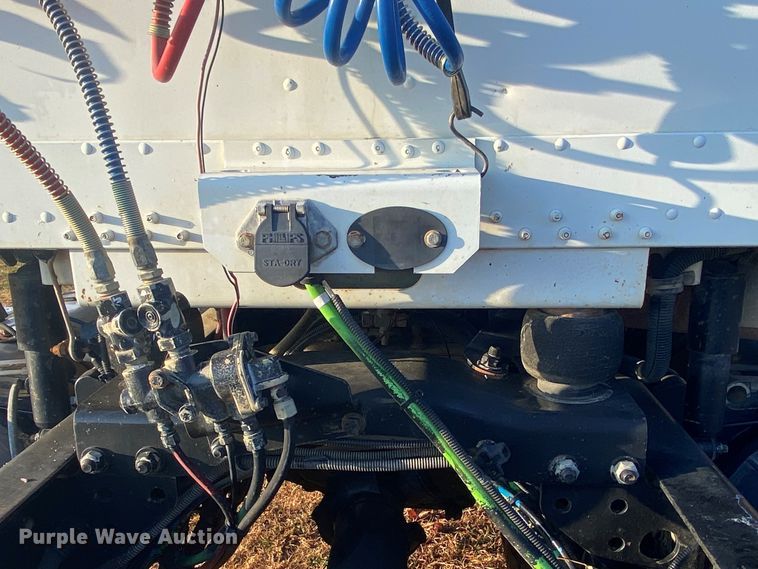 image for item DN6582 2006 Freightliner FLD120  semi truck