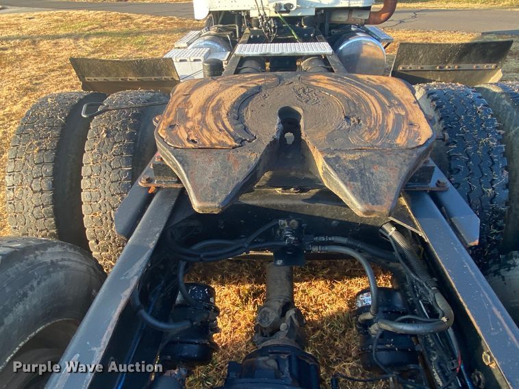 image for item DN6582 2006 Freightliner FLD120  semi truck