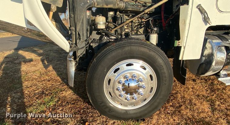 image for item DN6582 2006 Freightliner FLD120  semi truck