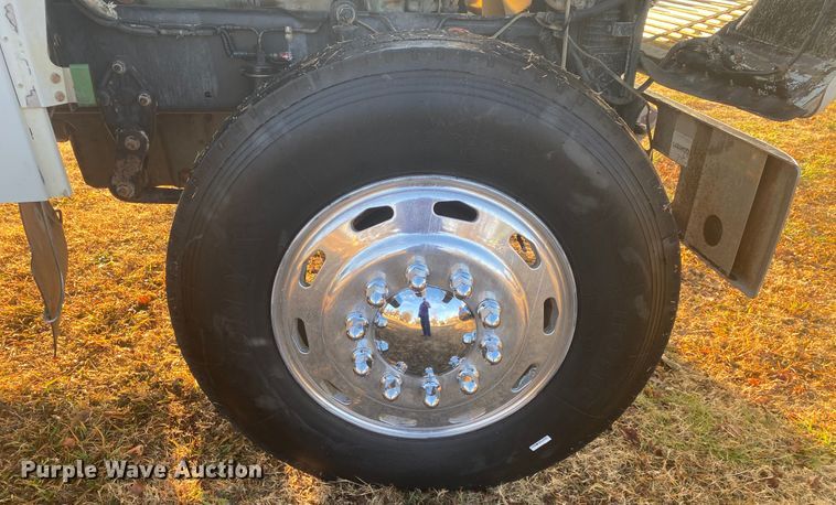 image for item DN6582 2006 Freightliner FLD120  semi truck