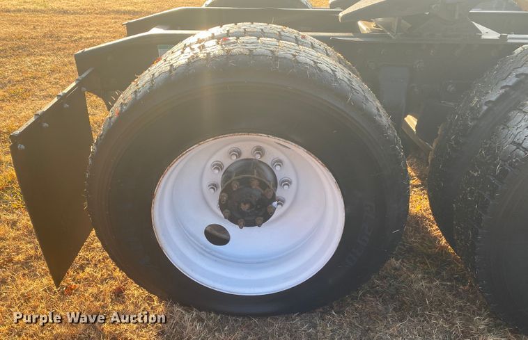 image for item DN6582 2006 Freightliner FLD120  semi truck