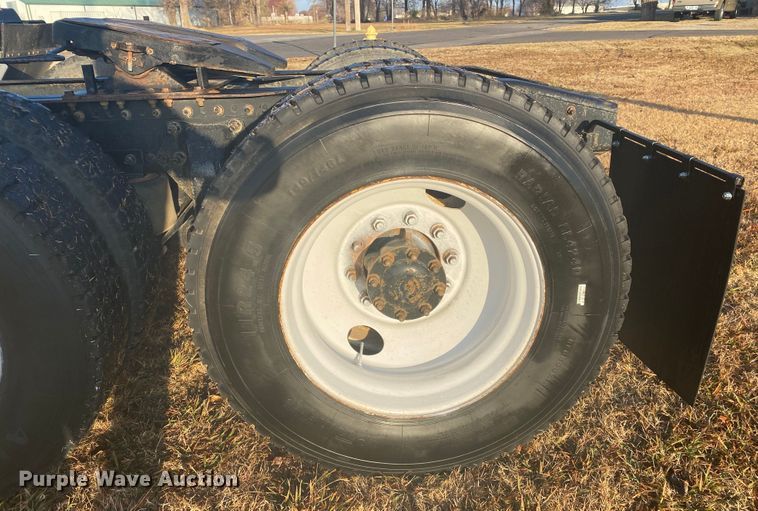 image for item DN6582 2006 Freightliner FLD120  semi truck