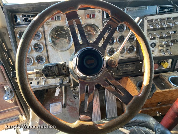 image for item DN6597 1996 Kenworth T600  semi truck