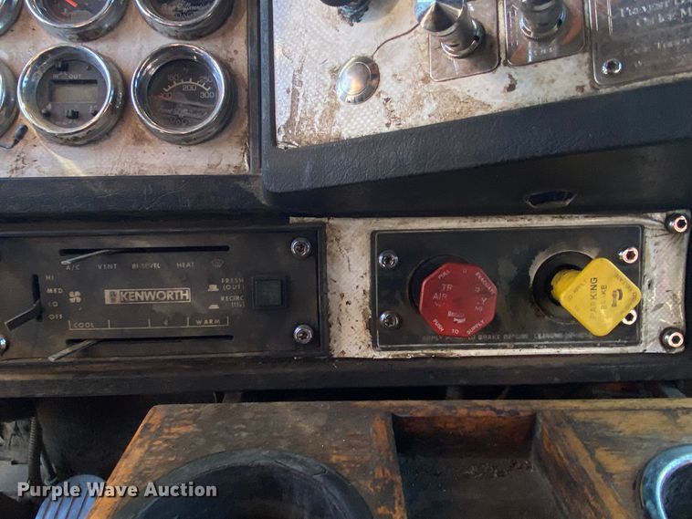 image for item DN6597 1996 Kenworth T600  semi truck