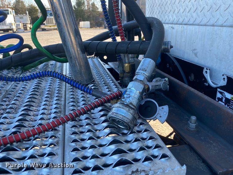 image for item DN6597 1996 Kenworth T600  semi truck