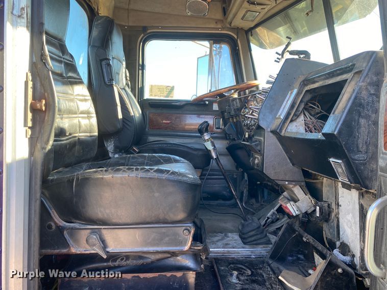 image for item DN6599 1998 Peterbilt 379  semi truck