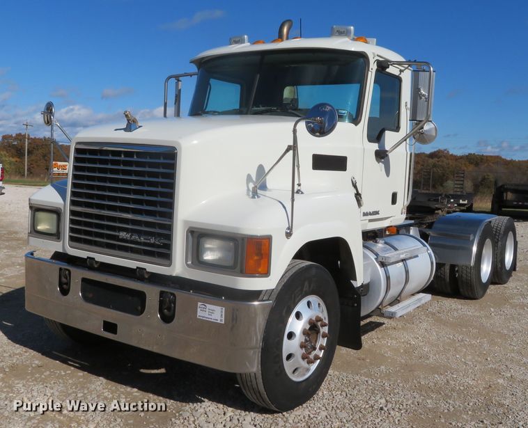 image for item DN7818 2008 Mack CHU613  semi truck