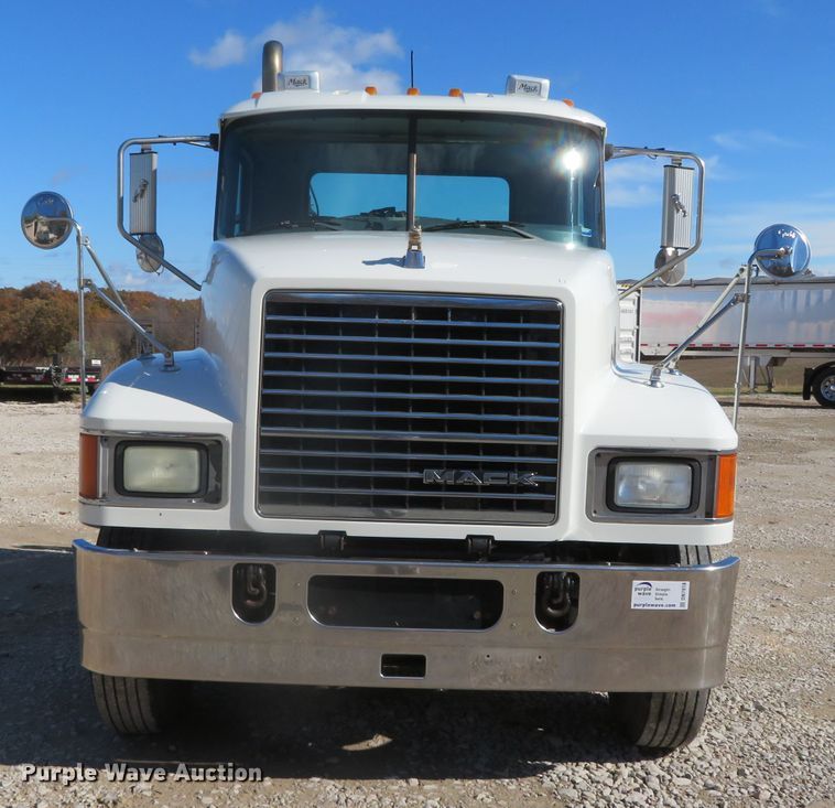 image for item DN7818 2008 Mack CHU613  semi truck