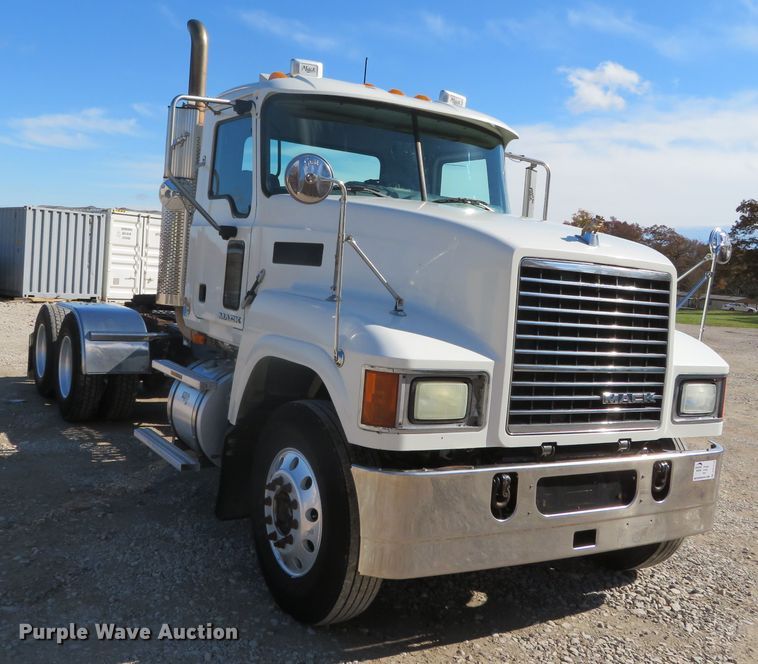 image for item DN7818 2008 Mack CHU613  semi truck