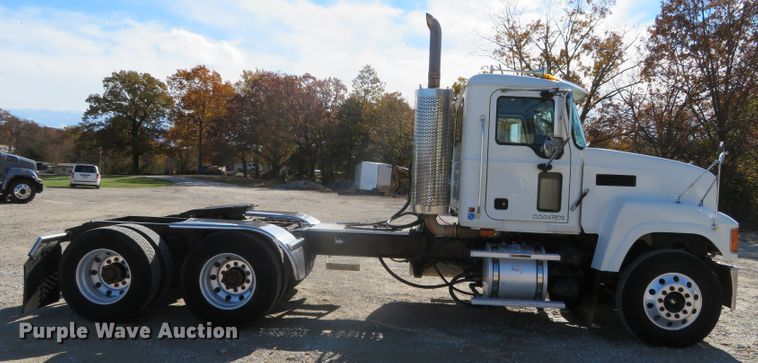 image for item DN7818 2008 Mack CHU613  semi truck