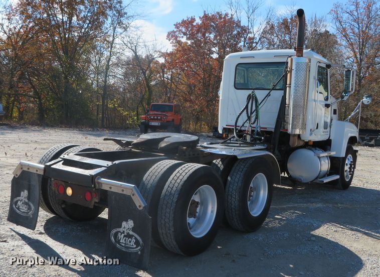 image for item DN7818 2008 Mack CHU613  semi truck