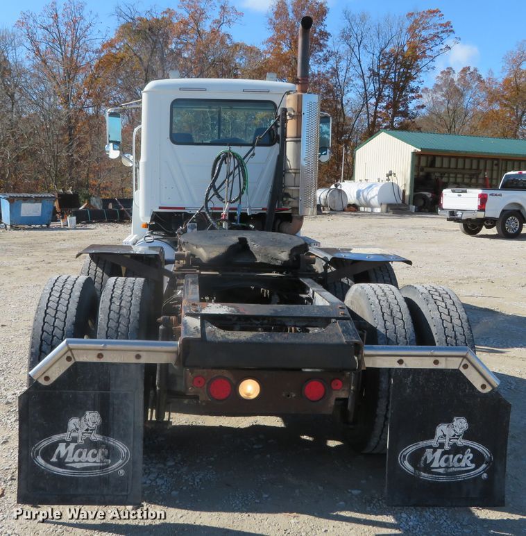 image for item DN7818 2008 Mack CHU613  semi truck
