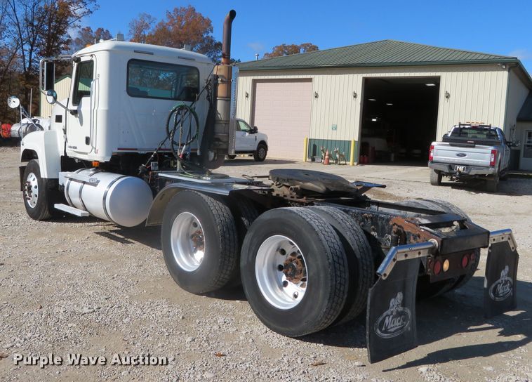 image for item DN7818 2008 Mack CHU613  semi truck