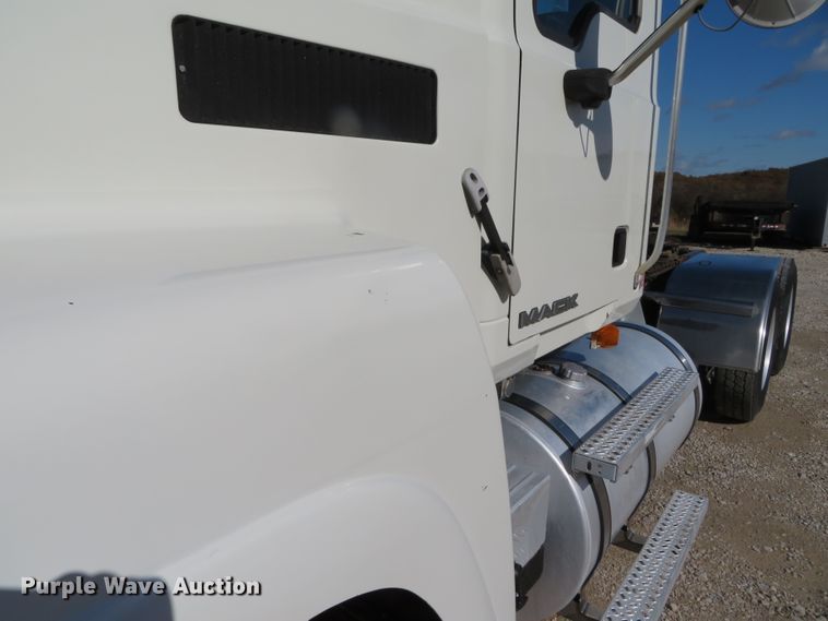 image for item DN7818 2008 Mack CHU613  semi truck