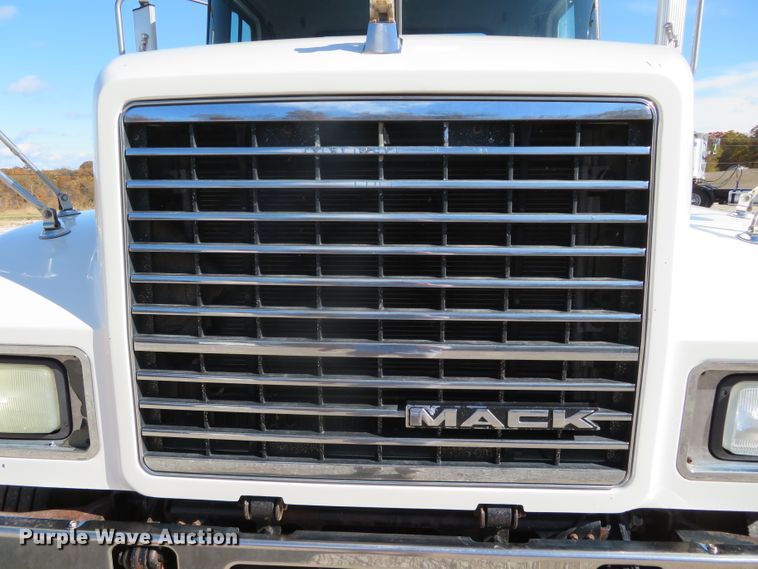 image for item DN7818 2008 Mack CHU613  semi truck