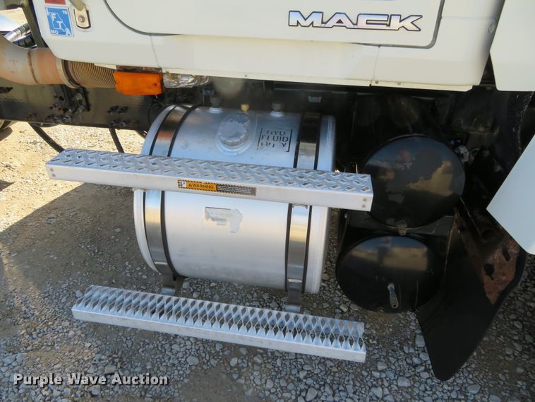 image for item DN7818 2008 Mack CHU613  semi truck