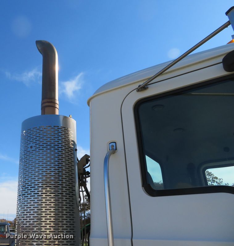 image for item DN7818 2008 Mack CHU613  semi truck