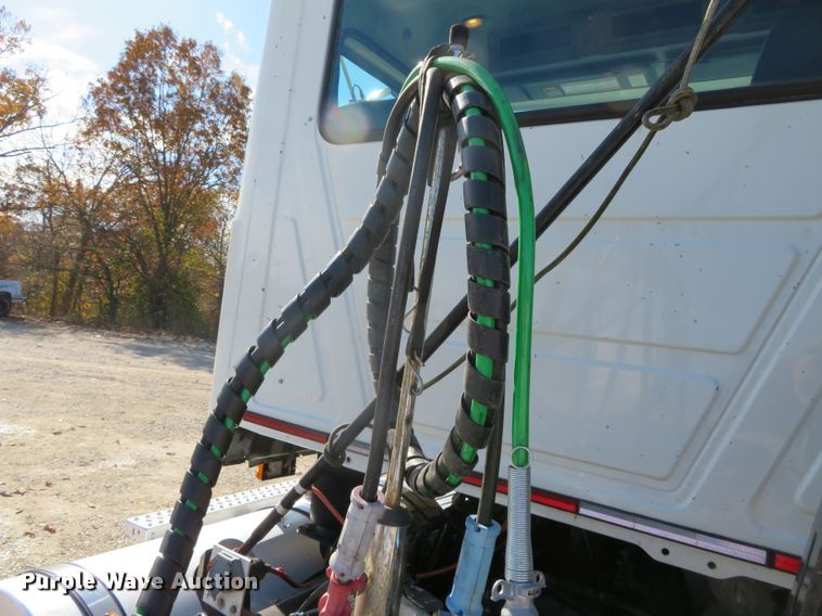 image for item DN7818 2008 Mack CHU613  semi truck