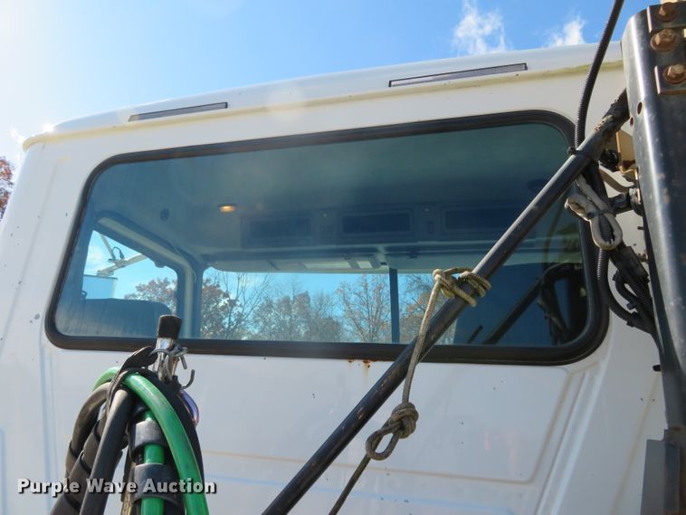 image for item DN7818 2008 Mack CHU613  semi truck