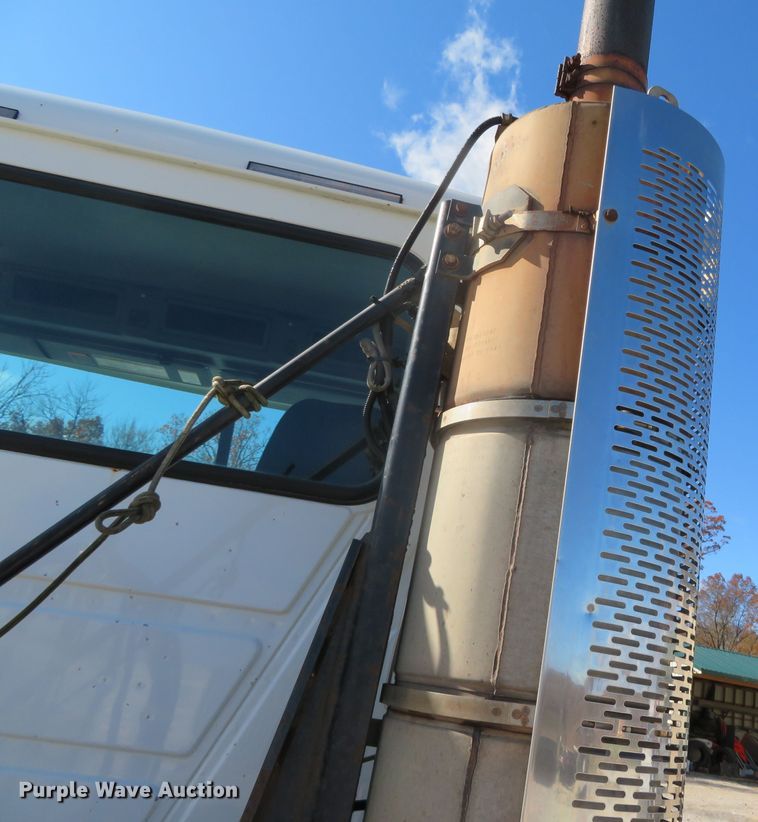 image for item DN7818 2008 Mack CHU613  semi truck