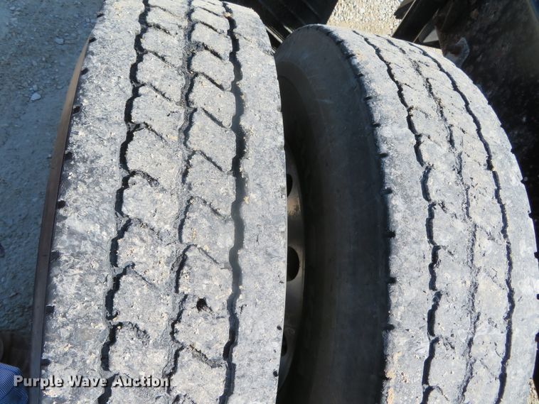 image for item DN7818 2008 Mack CHU613  semi truck