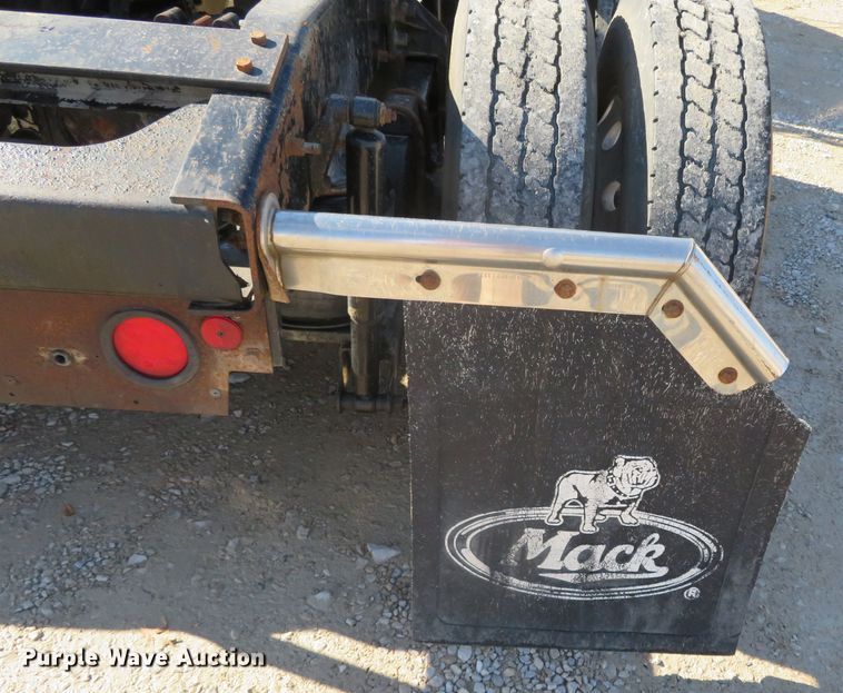 image for item DN7818 2008 Mack CHU613  semi truck