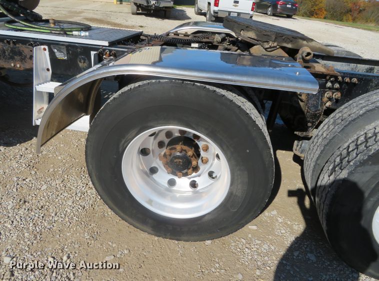 image for item DN7818 2008 Mack CHU613  semi truck