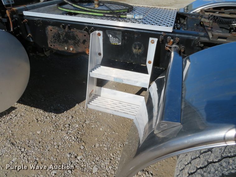 image for item DN7818 2008 Mack CHU613  semi truck