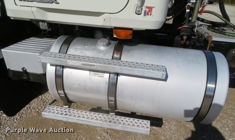 image for item DN7818 2008 Mack CHU613  semi truck