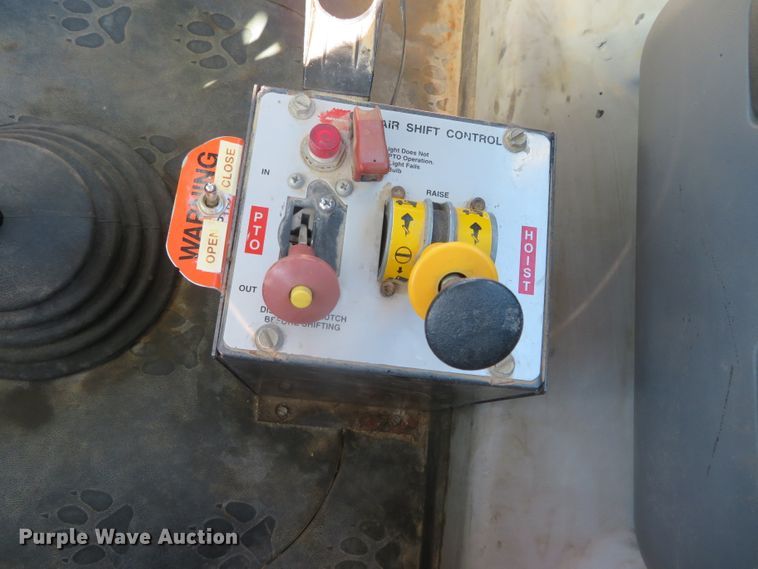 image for item DN7818 2008 Mack CHU613  semi truck